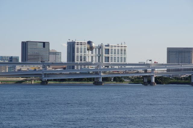 印象的なフジテレビの建物。