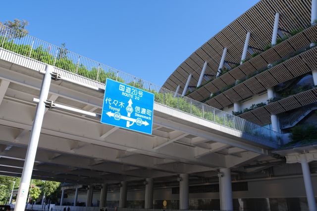 千駄ヶ谷駅からの太い導線の大きなエントランスという感じ。