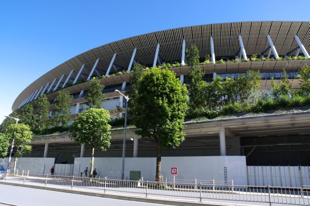 幅広く巨大な競技場です。