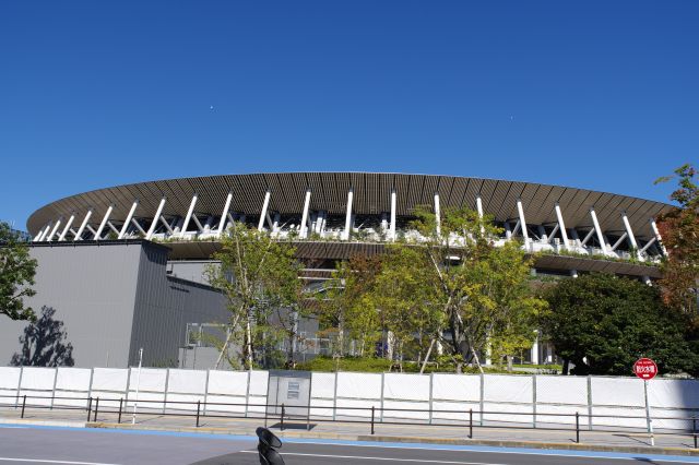 南側から見た競技場。イベントで風船が飛んできます。