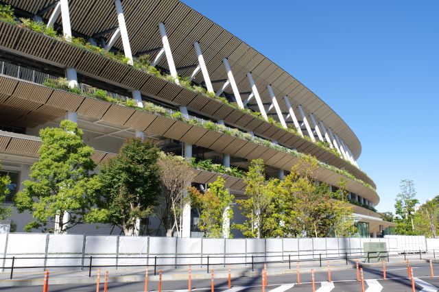 東側へ進んで行きます。再び建物に近づきました。