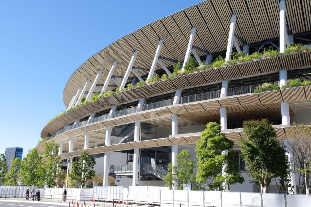 目前の巨大な競技場。