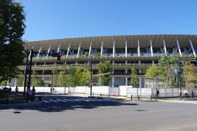 振り返ると幅広い競技場が横たわります。