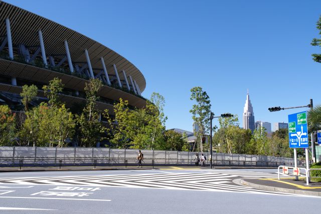 北側の交差点付近より。新宿のビルが見えます。