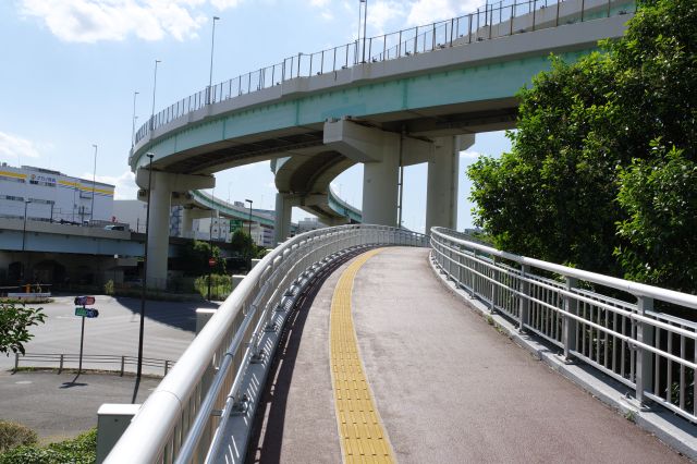 辰巳駅へ辰巳ジャンクションの下をくぐります。