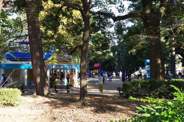 児童遊園地からは遊具の音や子供たちの声が響きます。