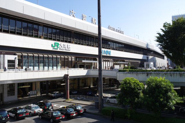 デッキの北側はタクシーが集まります。