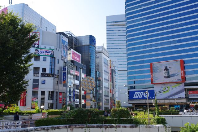 アルシェ脇の通りにビルが並びます。