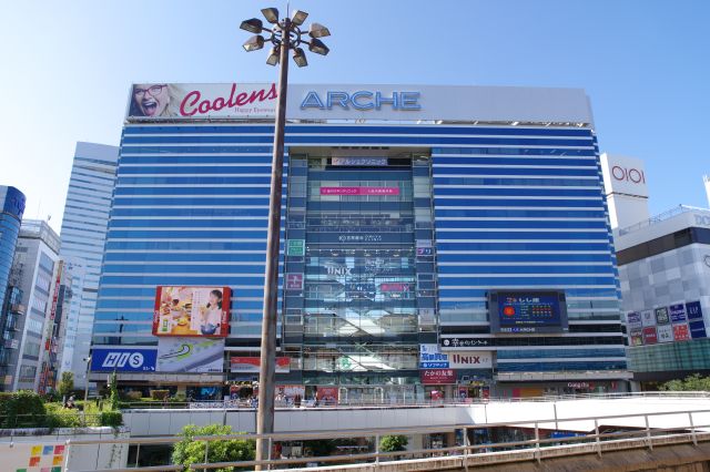 新幹線からも印象的な大宮アルシェ。