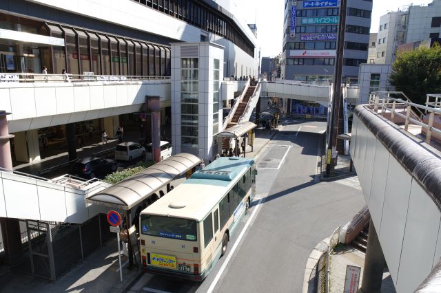 デッキの南側の下はバス停があります。