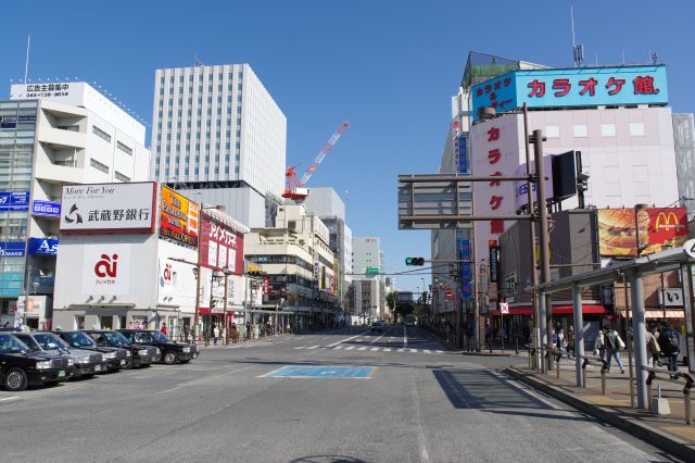 東口は風景が大きく変わります。ロータリーから伸びる大通り。