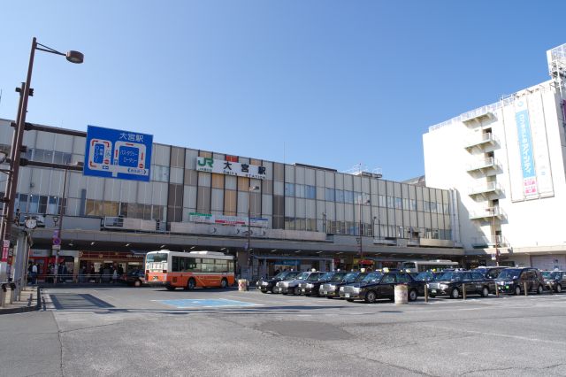 駅舎も西口と比べると一昔前の雰囲気です。