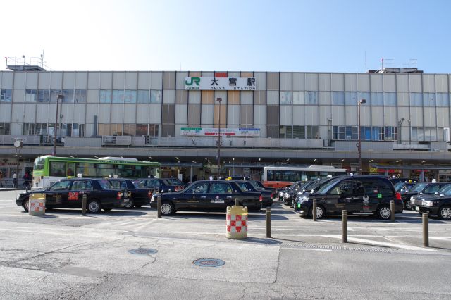 東口の正面より。行き交う人はこちらも多いです。