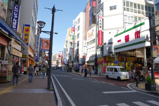 駅沿いの道や裏道も様々な店舗があり多くの人でにぎわっています。