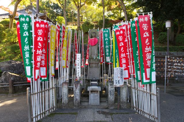 丘の下に苦ぬき地蔵尊。