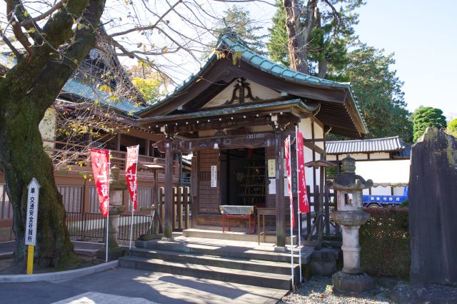 右脇に小江戸川越七福神の１つの大黒天。