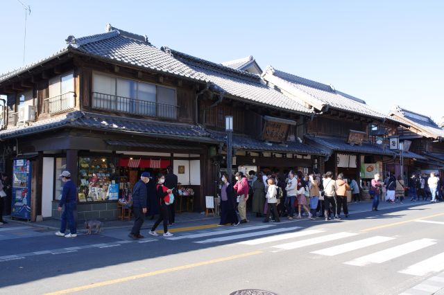 1つ1つ個性豊かな建物は見飽きません。行列ができるお店も。