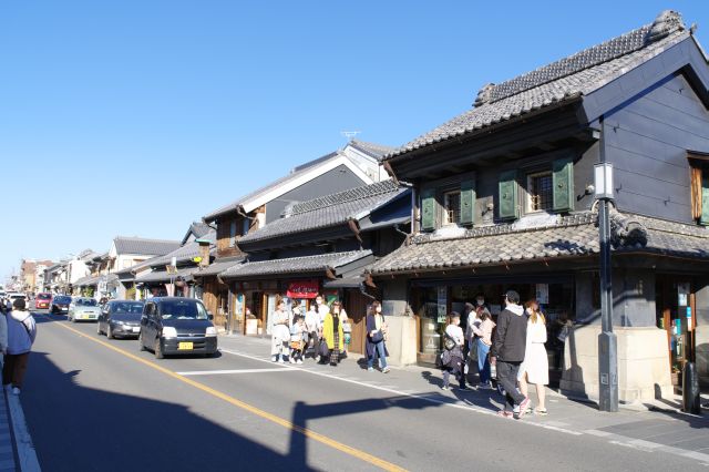 時の鐘入口より、町並みは先に続きます。