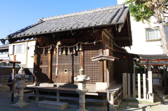 突き当りの薬師神社へ。