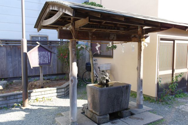 時の鐘の奥は建物に囲まれた薬師神社があります。