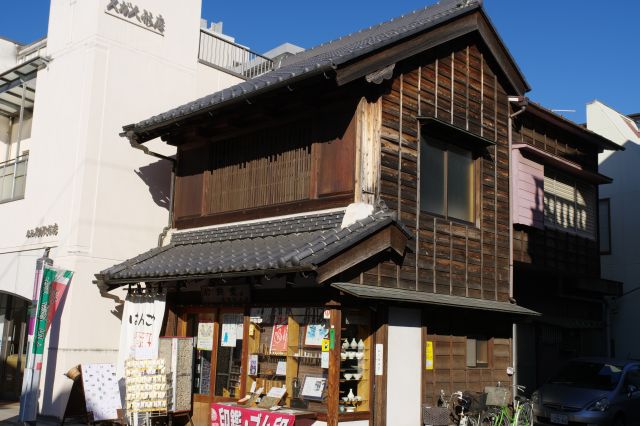 町屋造りのお店もあります。