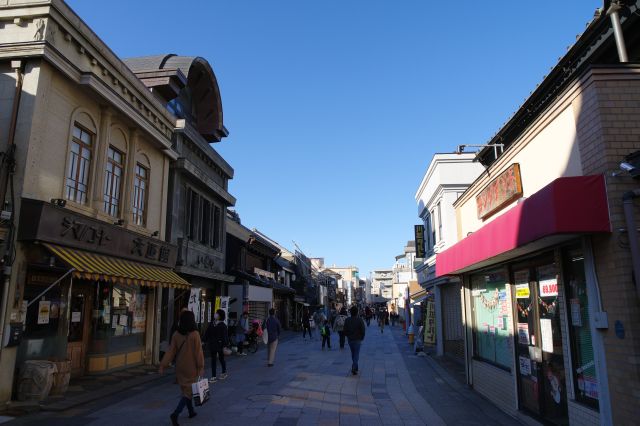 電柱の無い石畳の道に大正ロマンのお店が連なります。