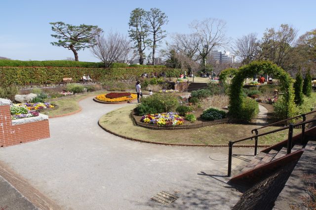 隣には四季の野草園。その奥は多摩川駅に通じる道。