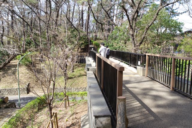 川沿いの道と合流して虹橋を渡ります。