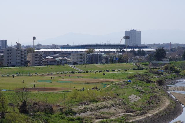 等々力陸上競技場が見えます。