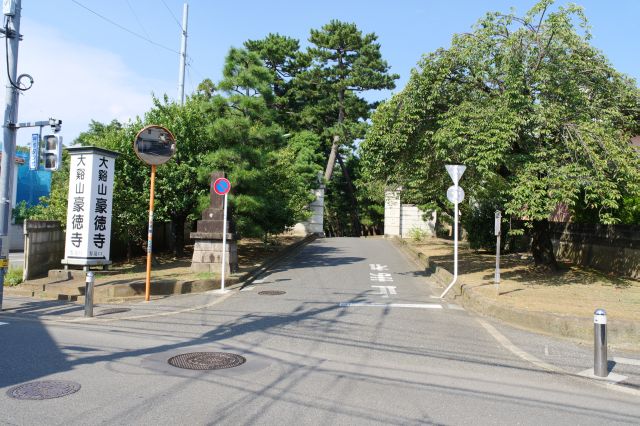 住宅街に豪徳寺の入口があります。