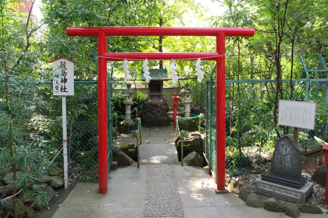 手水舎脇に厳島神社。