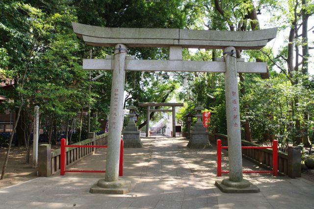 住宅街にある自然が心地よい心落ち着く神社です。