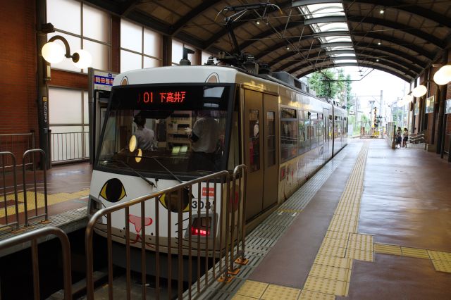 端頭式で乗車ホームと降車ホームが挟む。手前の降車ホームは改札がなく通路も兼ねています。