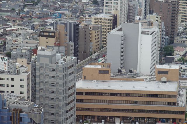 高速道路に行き交う車。