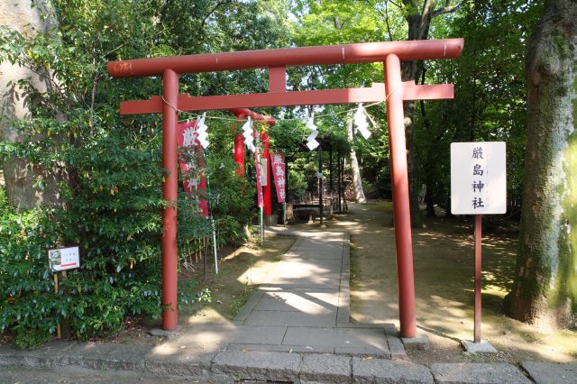 右手の厳島神社へ。