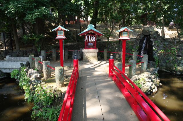 池の中に鎮座する祠、市杵島比売命を祀る。