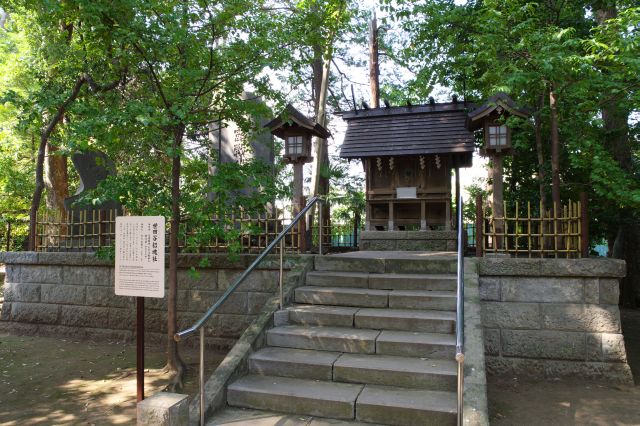 奥には世田谷招魂神社。戦没者を祀ります。