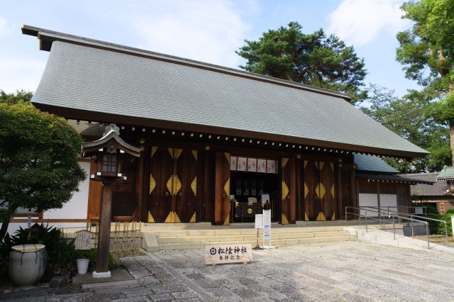 松陰神社の社殿。この日も受験生らしき参拝者を見かけました。