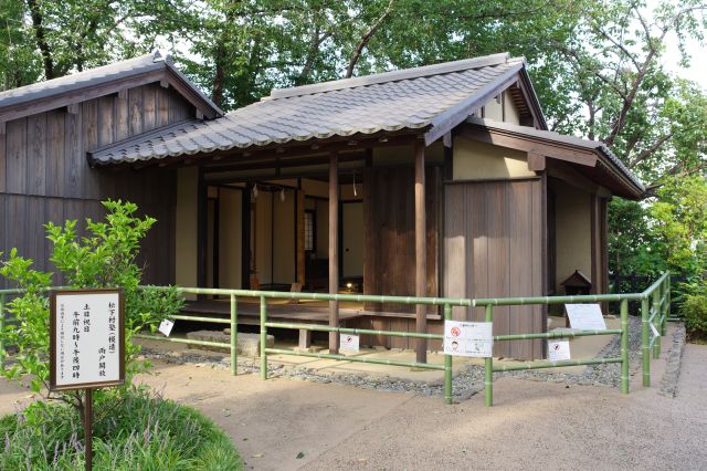 建物の右側の講義室。。