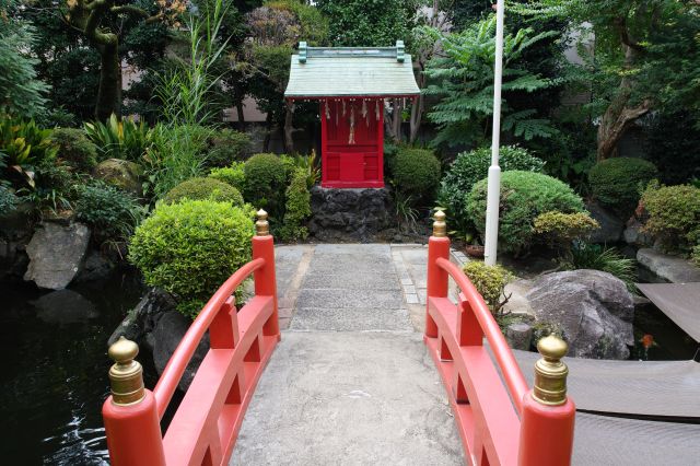 太鼓橋の先の祠。池には鯉が泳ぎます。