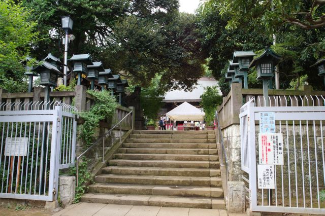 鳥居をくぐり階段を少し上ります。右には児童公園。