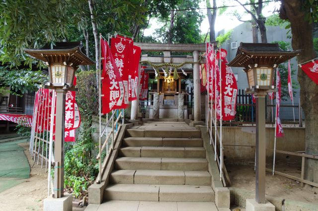 本社右脇には稲荷神社。