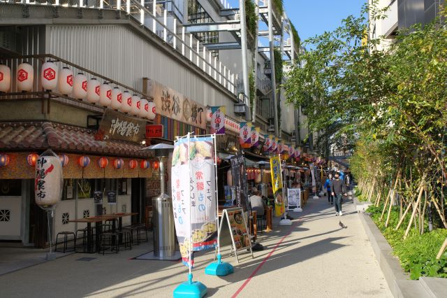 1階には飲み屋が連なります。