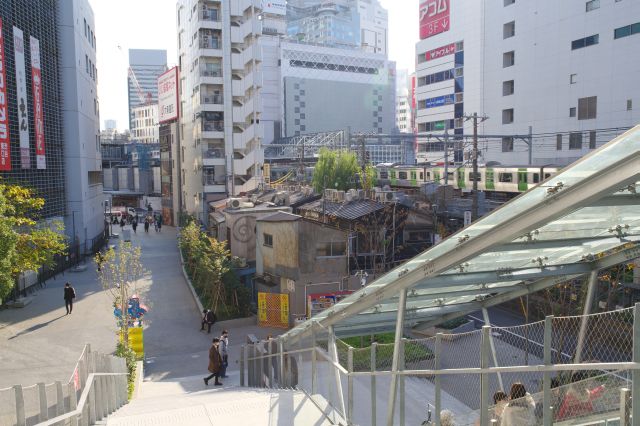 振り返るとすぐ渋谷駅前。のんべい横丁も残っています。