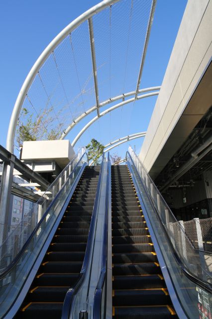 エスカレーターで屋上の公園へ登ります。