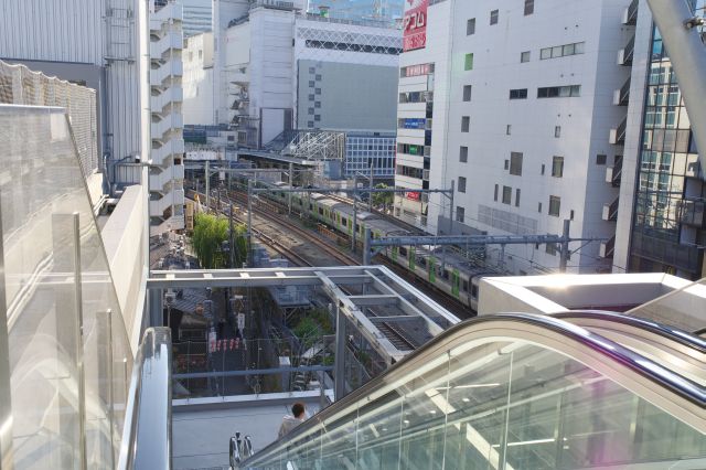 線路に隣接し電車の音がずっと聞こえます。