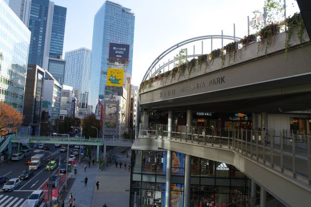 降りて3階へ。飲食店などが連なり一転して複合施設の雰囲気。