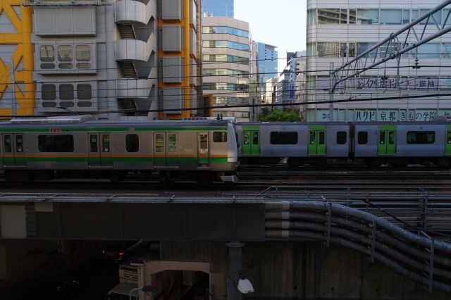 線路には電車が行き交います。