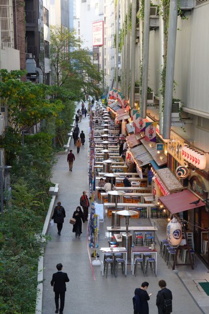 通路から連なる飲み屋街が見渡せます。