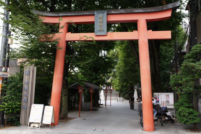 東西線神楽坂駅1b出口すぐの所にあります。